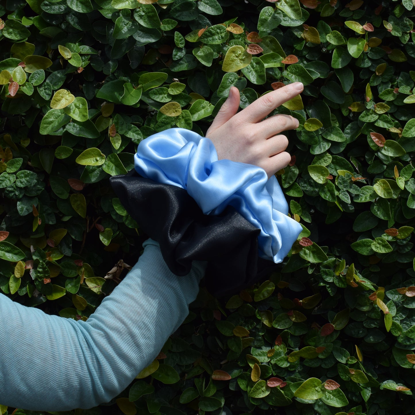 A BRONZE AGE - ORGANZA SCRUNCHIE - BLACK