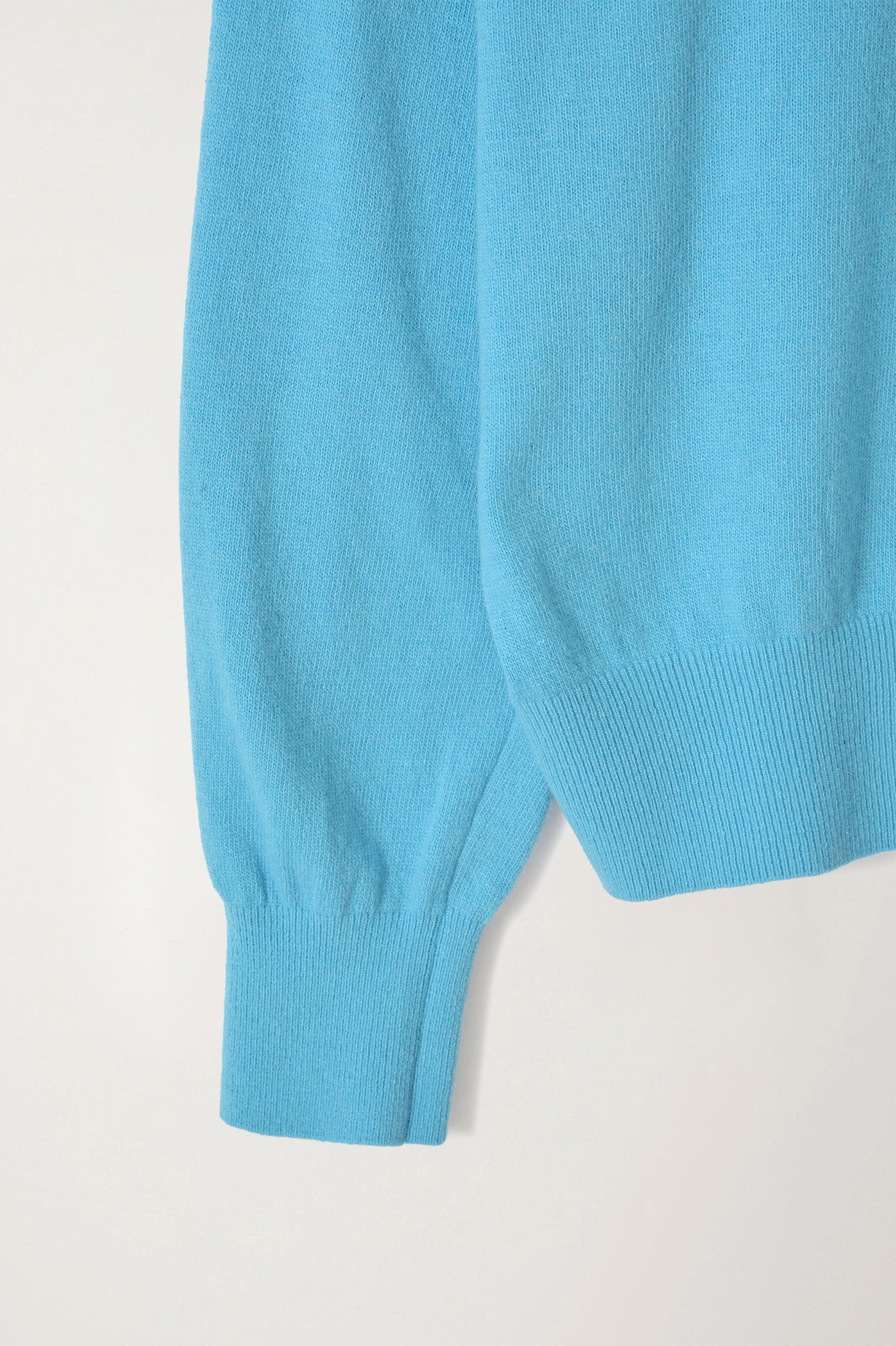 NOTHING WRITTEN PUNO V-NECK PULLOVER - DODGER BLUE