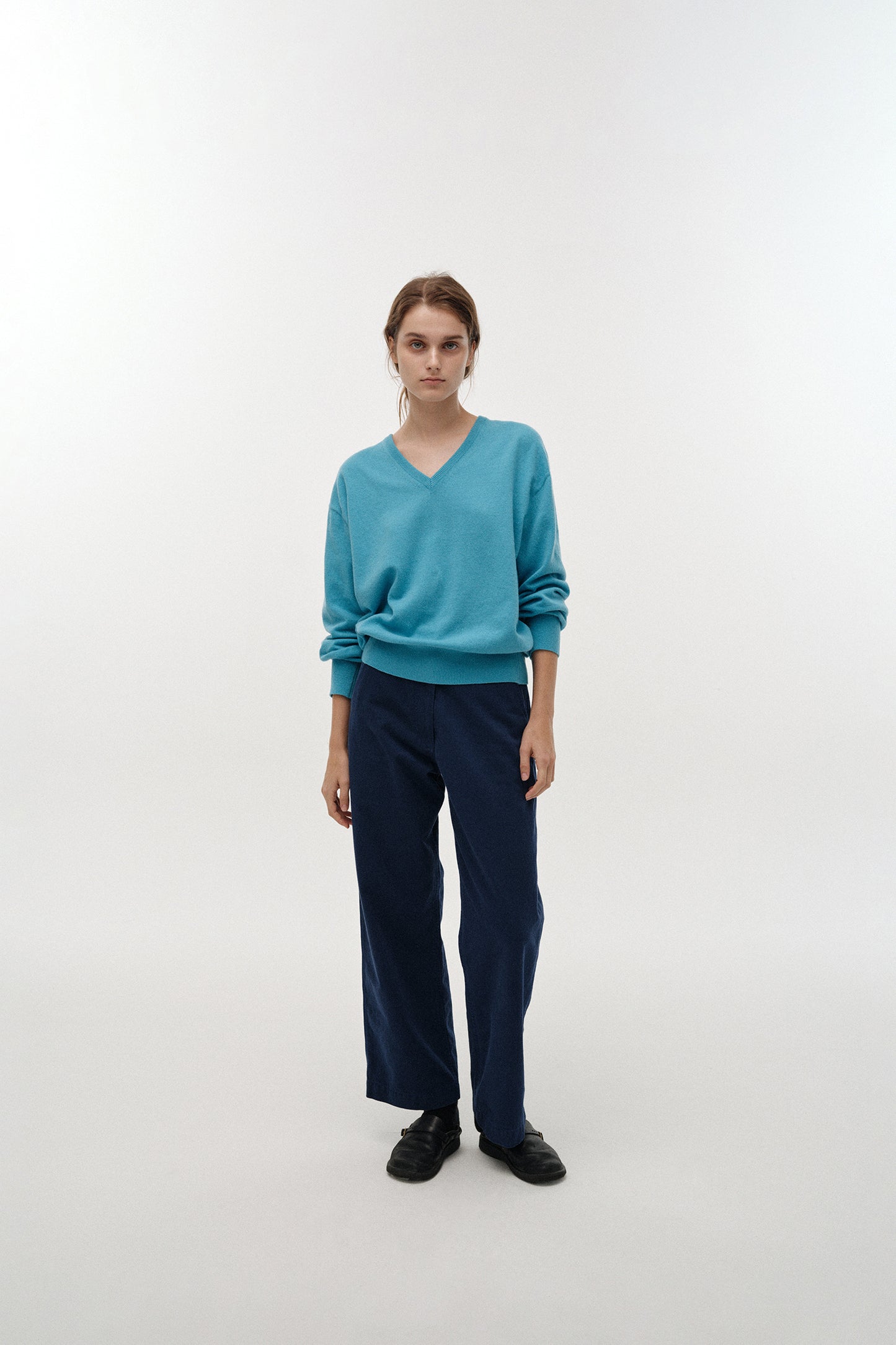 NOTHING WRITTEN PUNO V-NECK PULLOVER - DODGER BLUE