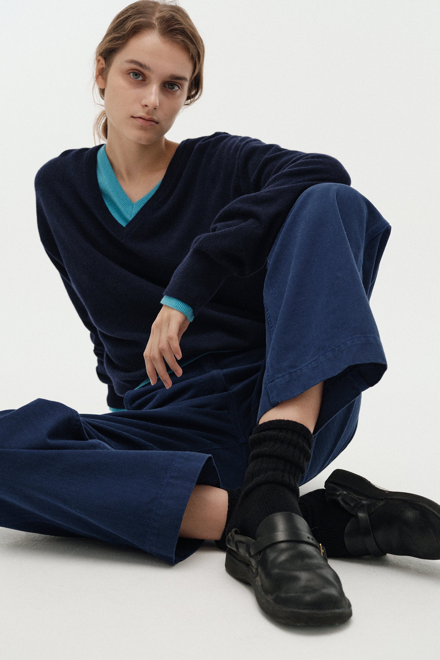 NOTHING WRITTEN PUNO V-NECK PULLOVER - DODGER BLUE