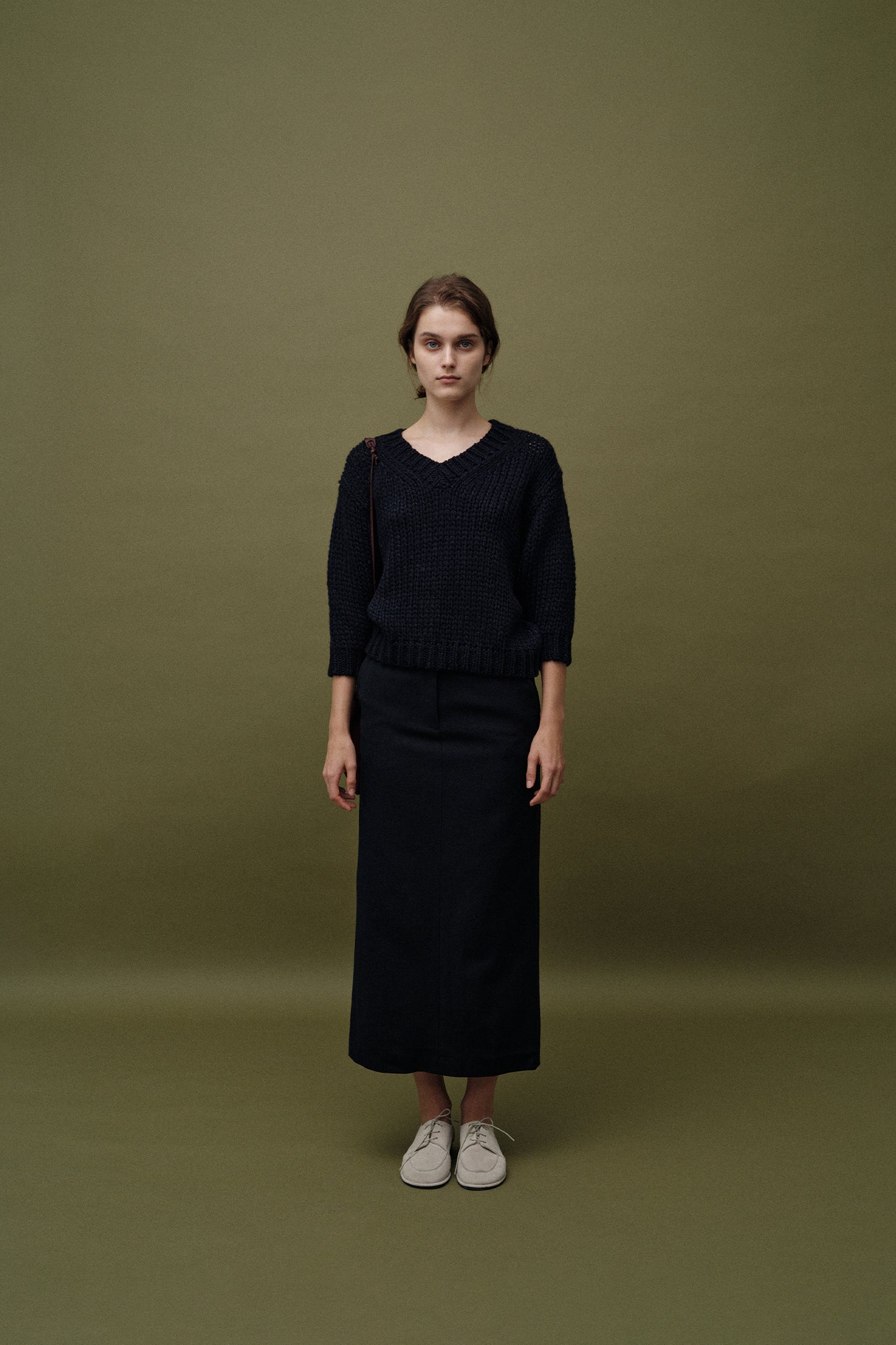 NOTHING WRITTEN WIDE V-NECK SWEATER - NAVY