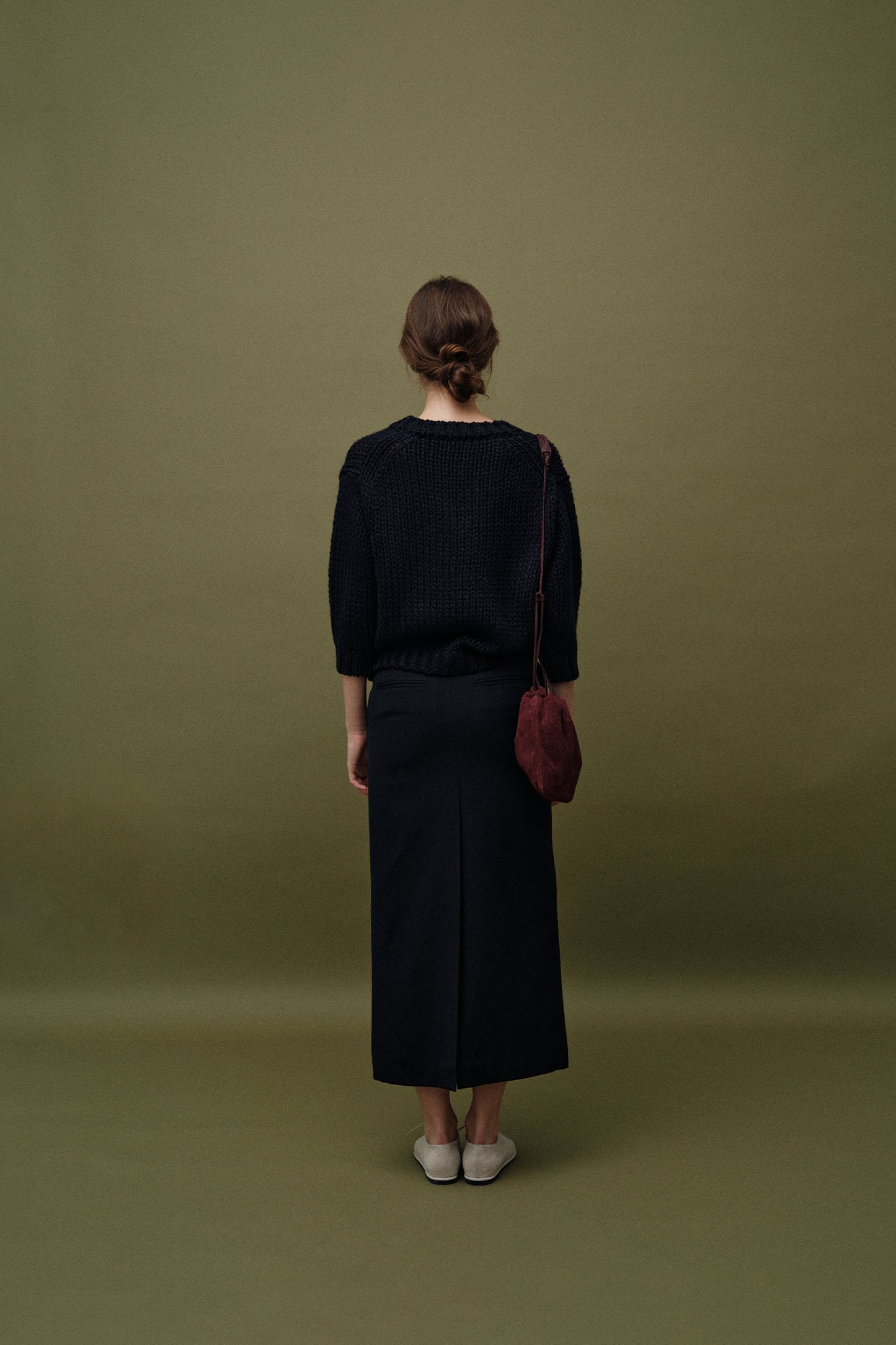 NOTHING WRITTEN WIDE V-NECK SWEATER - NAVY