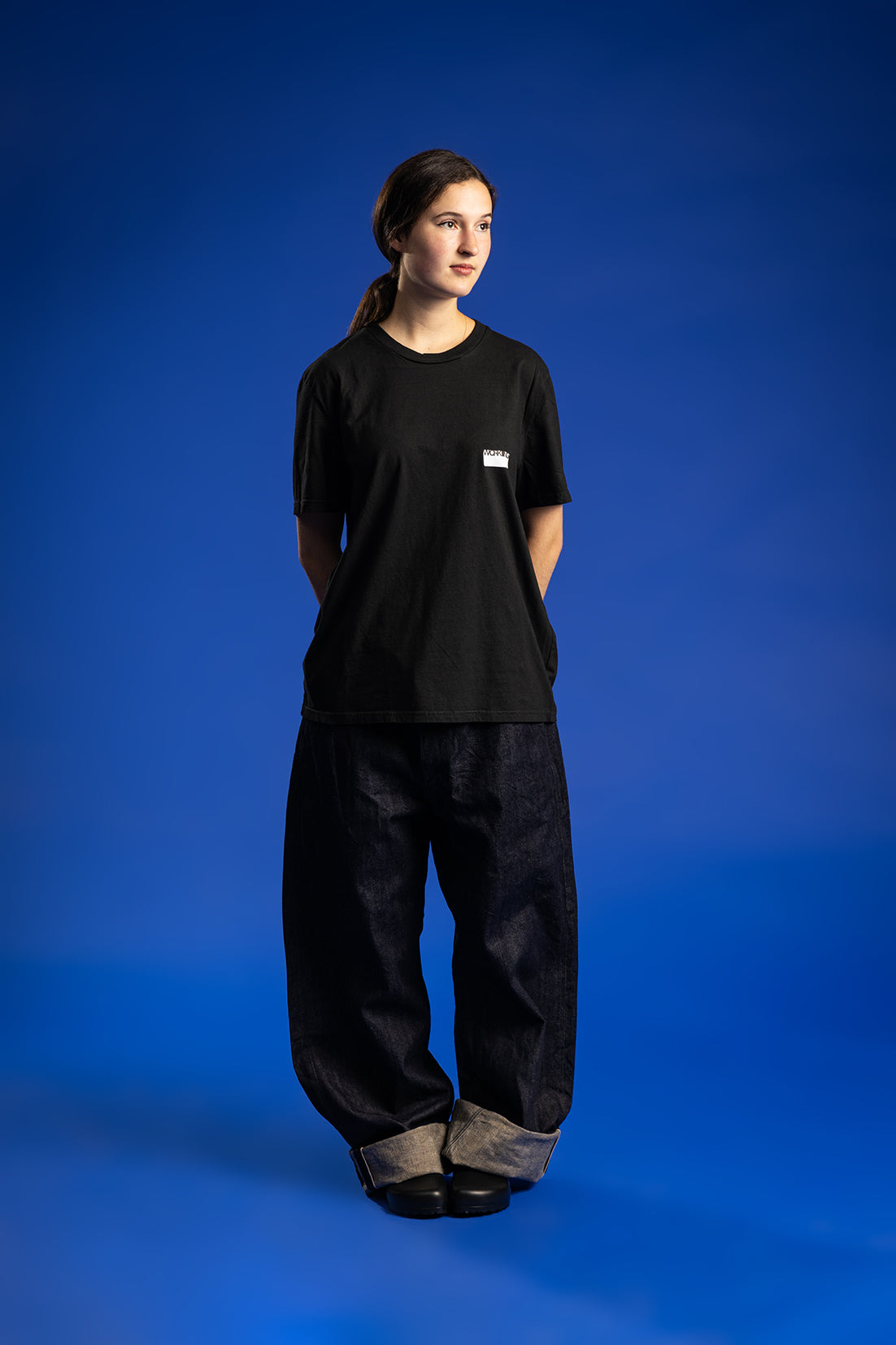 WORKING STICKER T-SHIRT - BEACH TAR