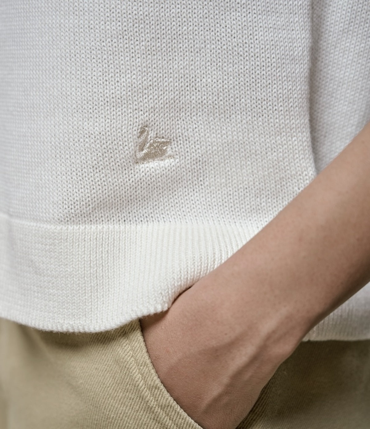 MERZ B. SCHWANEN KNITTED V-NECK SWEATER - WHITE