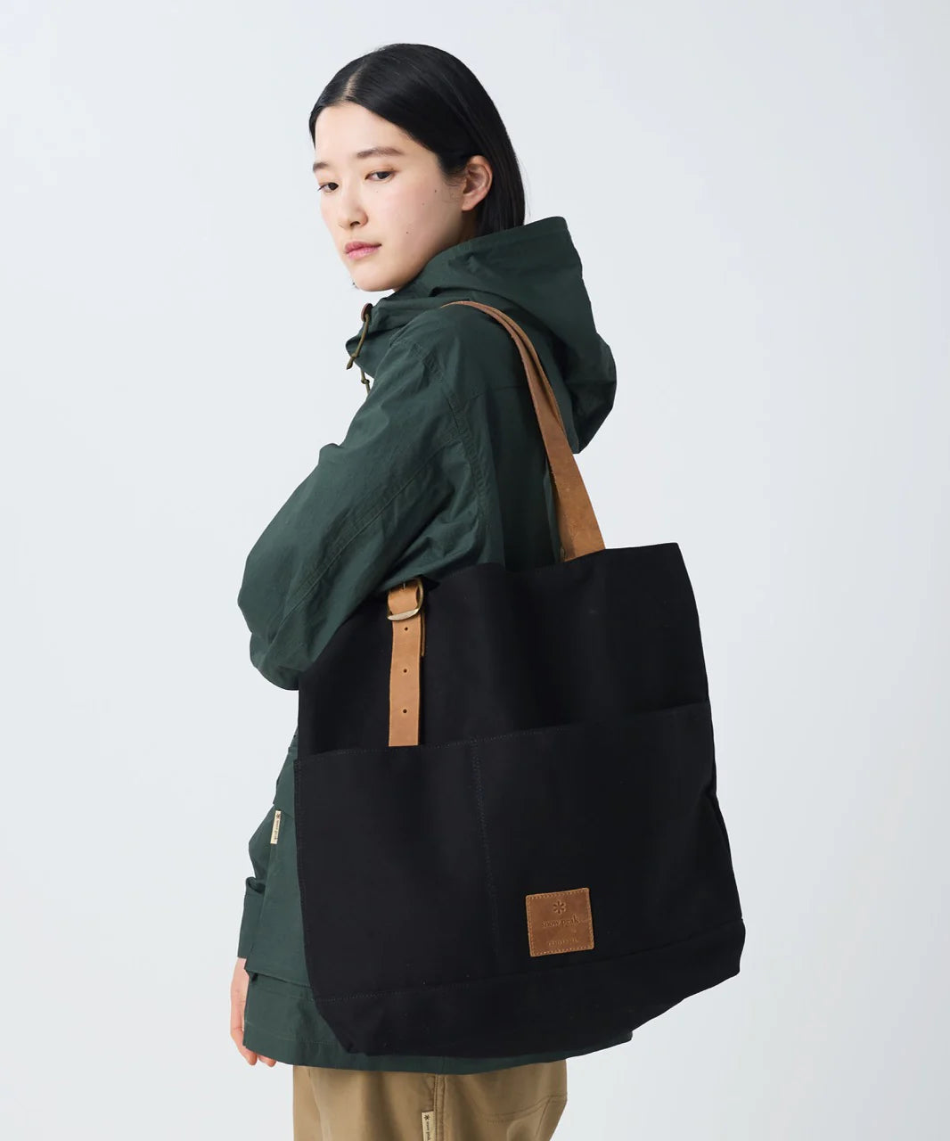 SNOW PEAK MIDDLE HAND BAG - BLACK